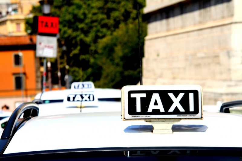 taxis-PIGNANS-min_taxi_auto_rome_road_white-1051610